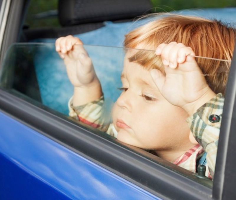 3 Kỹ Năng Thoát Hiểm Cho Trẻ Bị Kẹt Trong ô Tô
