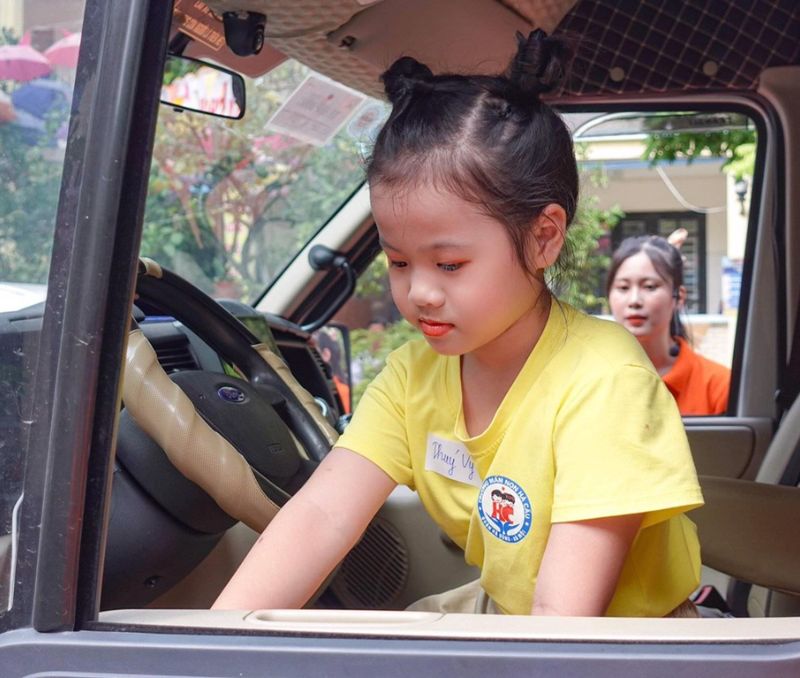 3 Kỹ Năng Thoát Hiểm Cho Trẻ Bị Kẹt Trong ô Tô