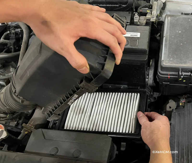 Hướng Dẫn Thay Lọc Gió Mitsubishi Đúng Kỹ Thuật Và Tiết Kiệm Nhiên Liệu